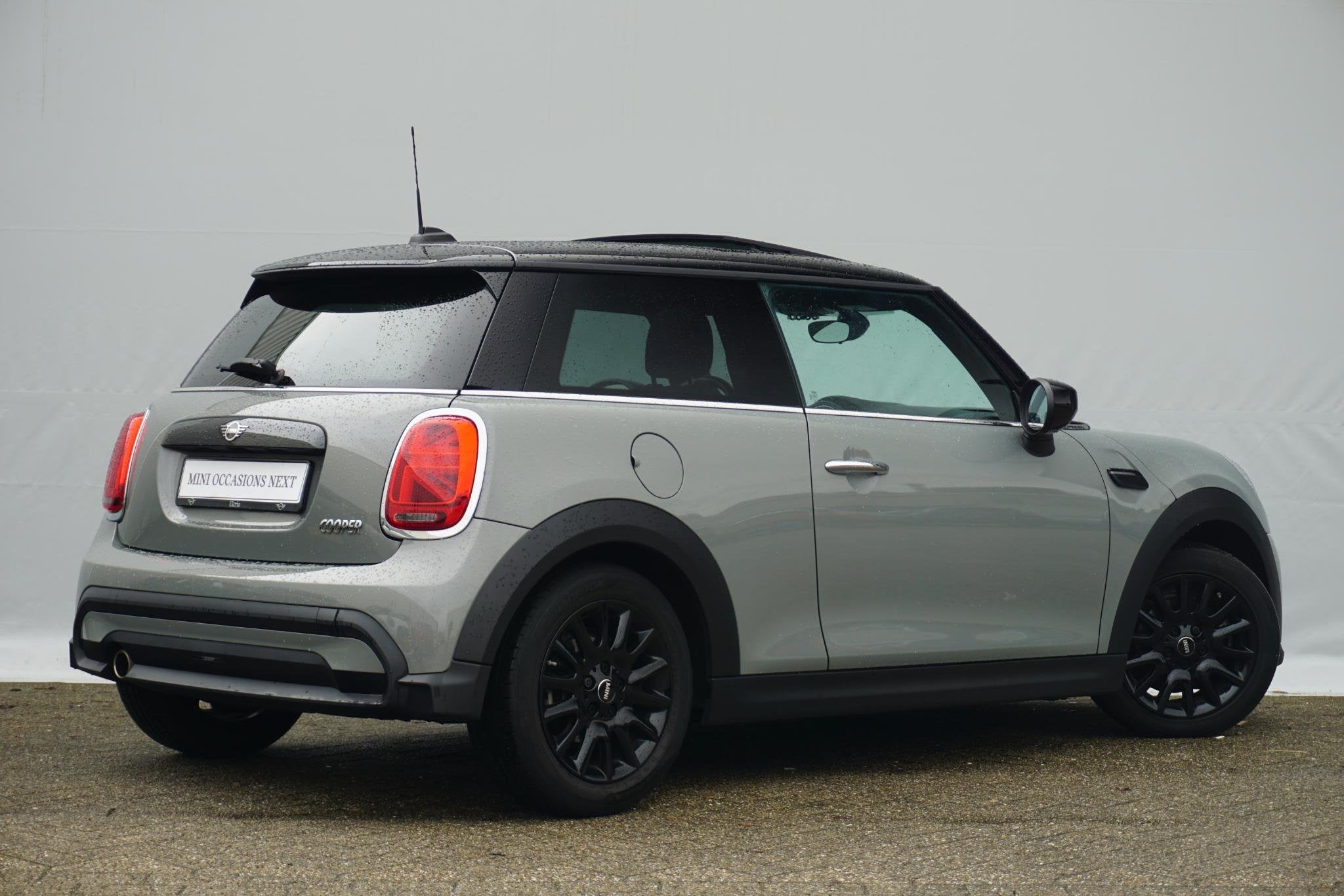 MINI 3-deurs Cooper Essential Uitvoering | Panoramadak | Nav, Voorwielaandrijving, Gebruikt, Met garantie (alle), 4 stoelen