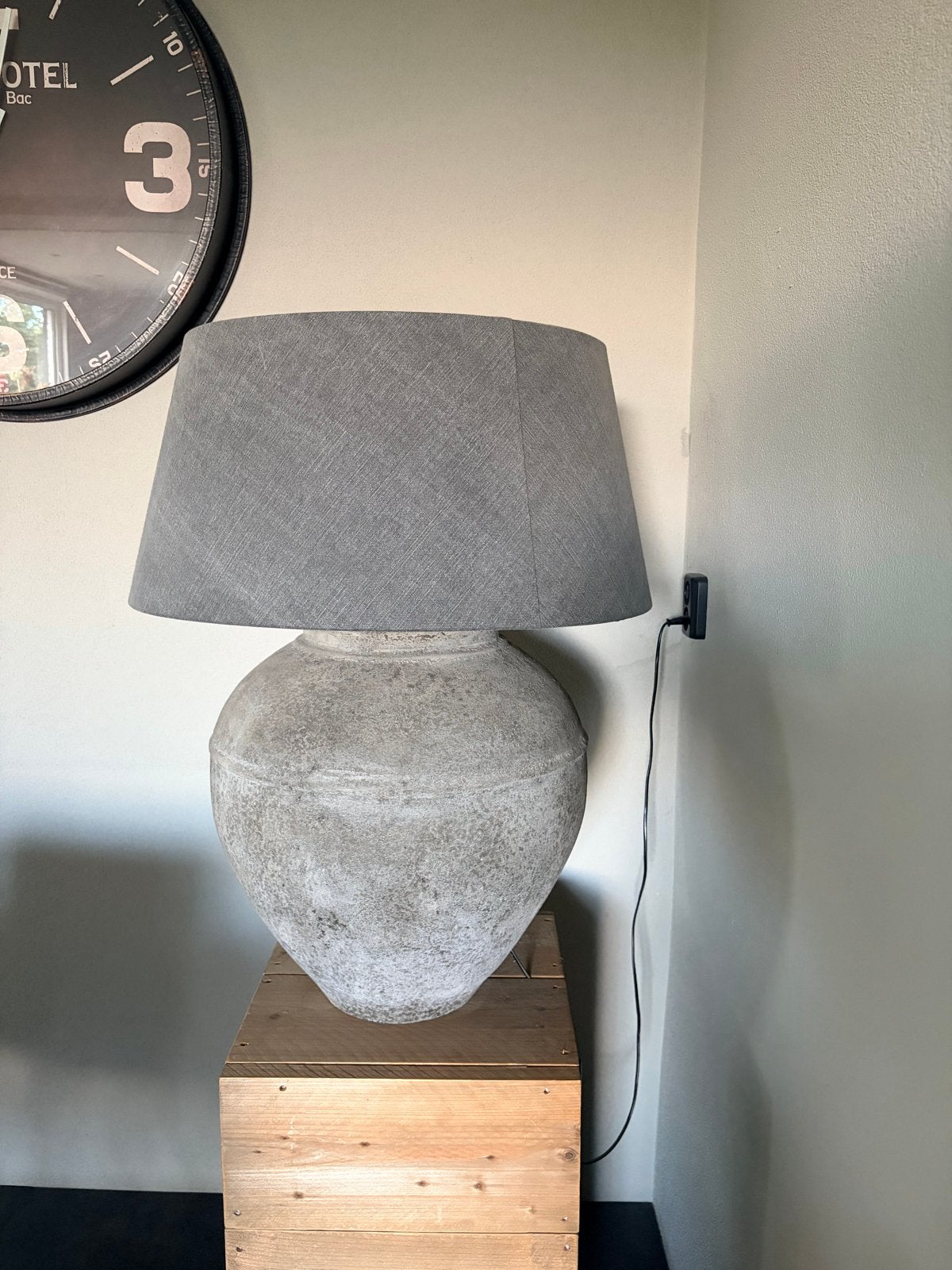 Grote landelijke kruiklamp met grijze kap. Sober landelijk, Ophalen, Grijs, Landelijk, Zo goed als nieuw
