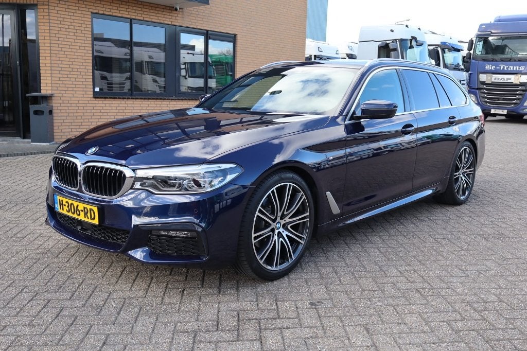 BMW 5-Serie 520i 184pk Aut. 2020 Blauw Pano M-Pakket, 1998 cc, Achterwielaandrijving, 4 cilinders, 2000 kg