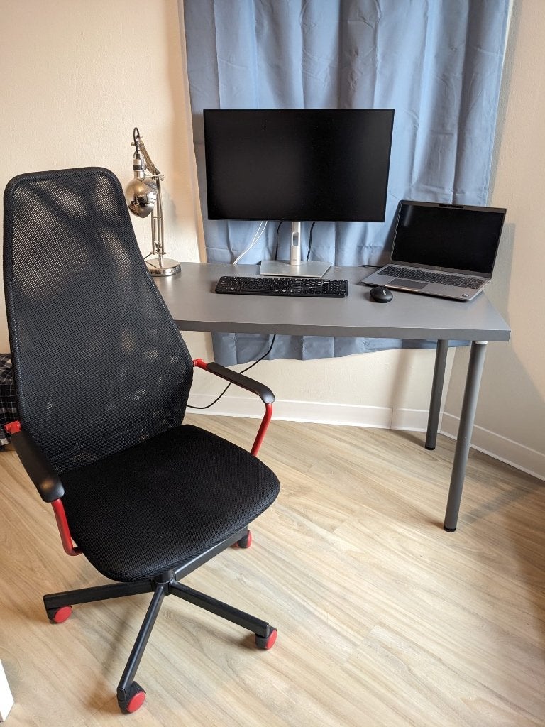 Bureau met bureaustoel - Zo goed als nieuw