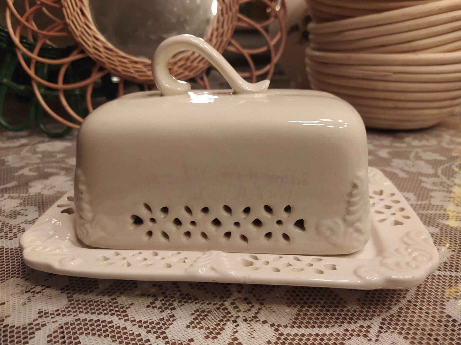 Braxton Interiors botervloot - wit keramiek, brocante stijl, Overige typen, Ophalen of Verzenden, Zo goed als nieuw, Steen/keramiek
