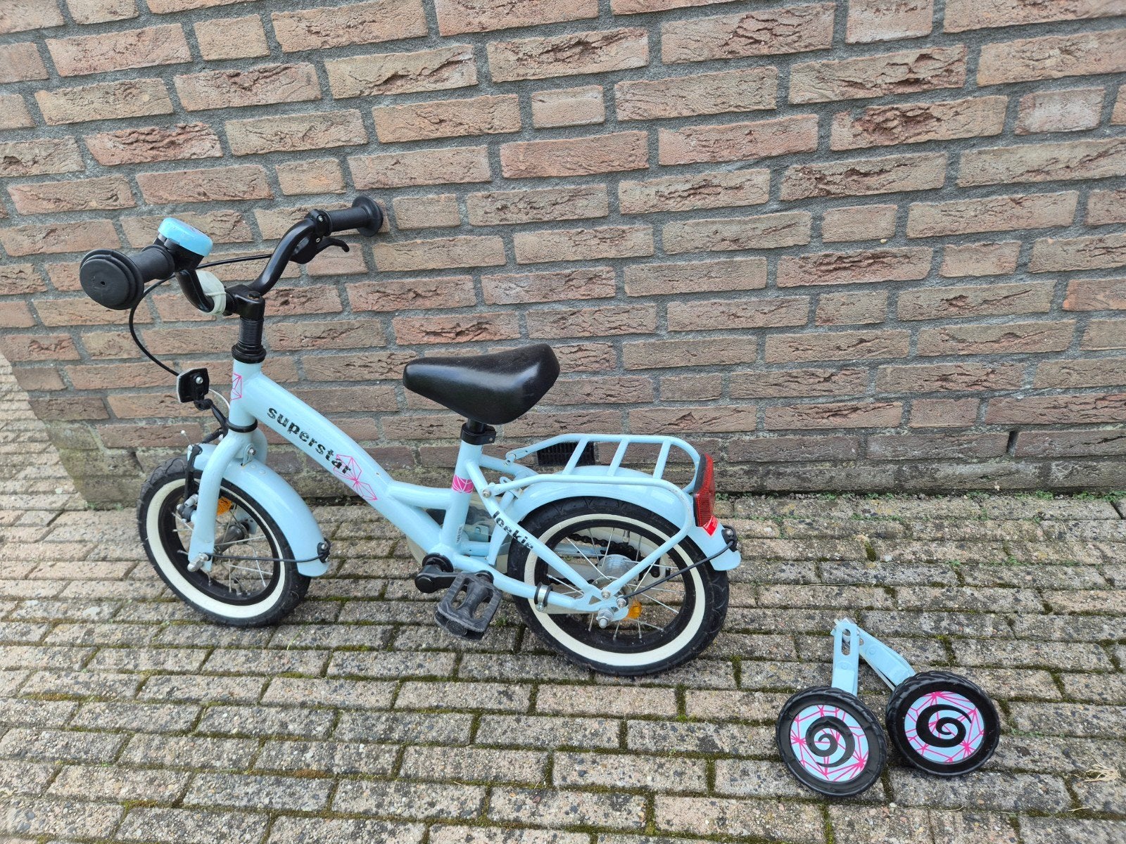 Loekie kinderfiets met zijwieltjes - lichtblauw, Fietsen en Brommers, Fietsen | Kinderfietsjes, Ophalen
