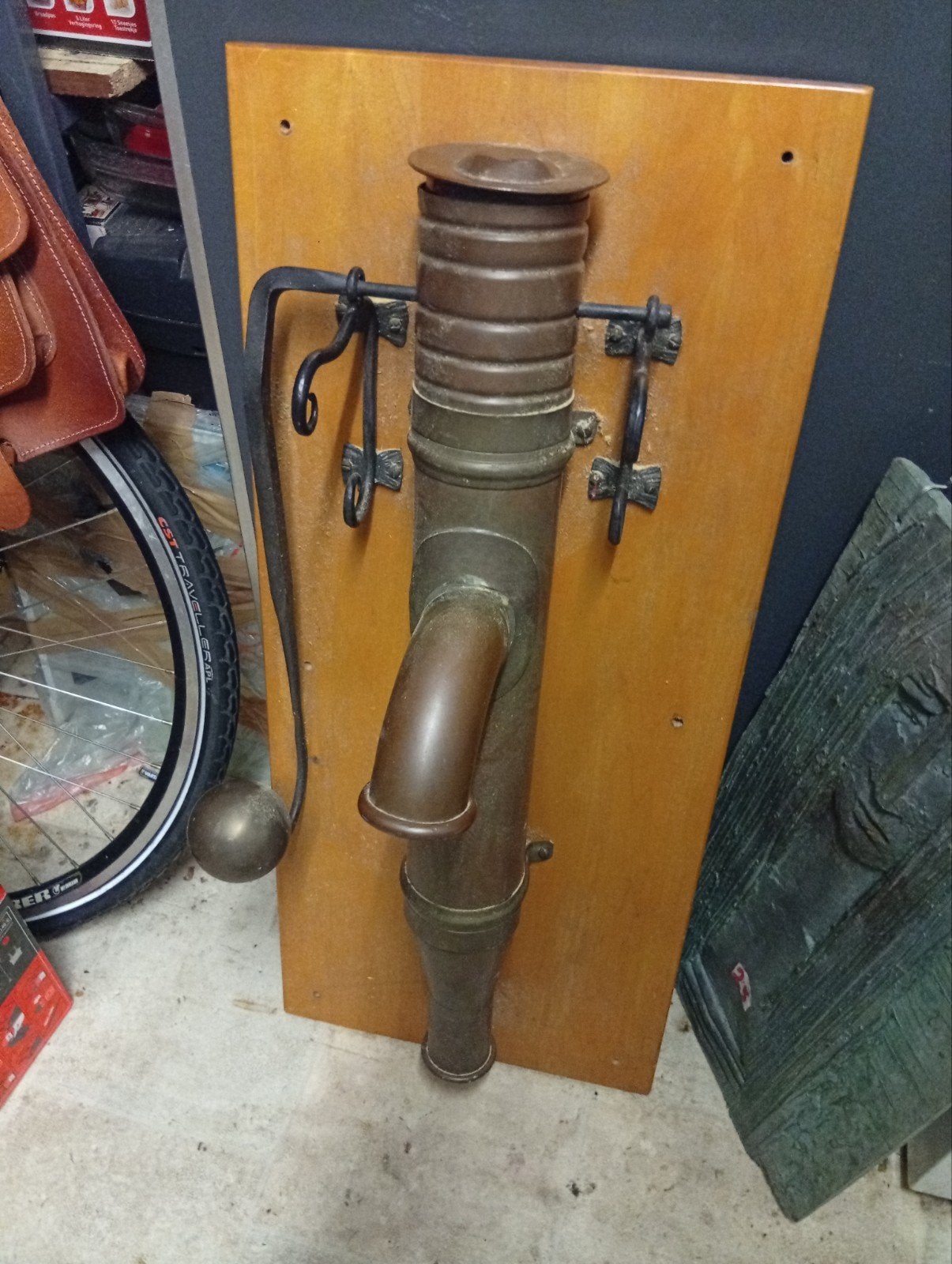 Antieke Koperen sier Waterpomp op Houten Plaat decoratief, Antiek en Kunst, Ophalen of Verzenden, Koper