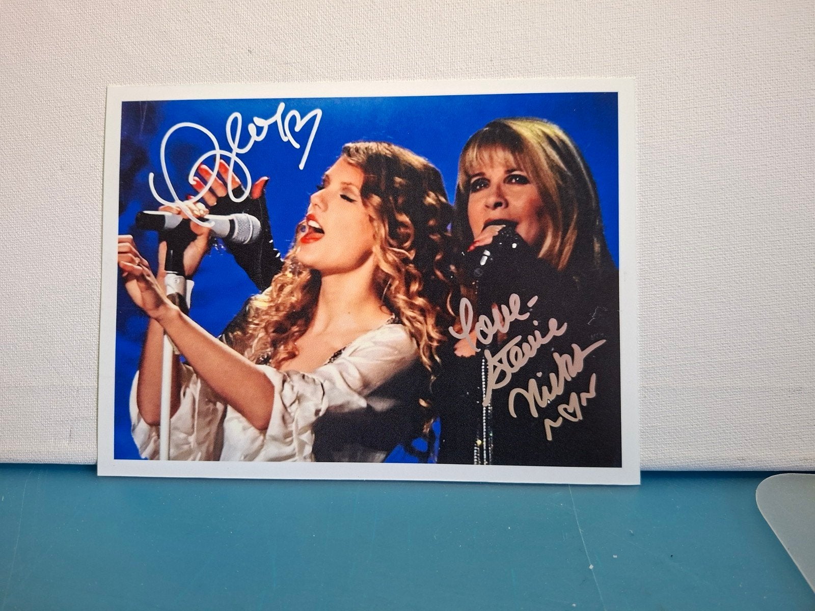 TAYLOR SWIFT&STEVIE NICKS, Verzenden, Nieuw, Foto of Kaart, Gesigneerd