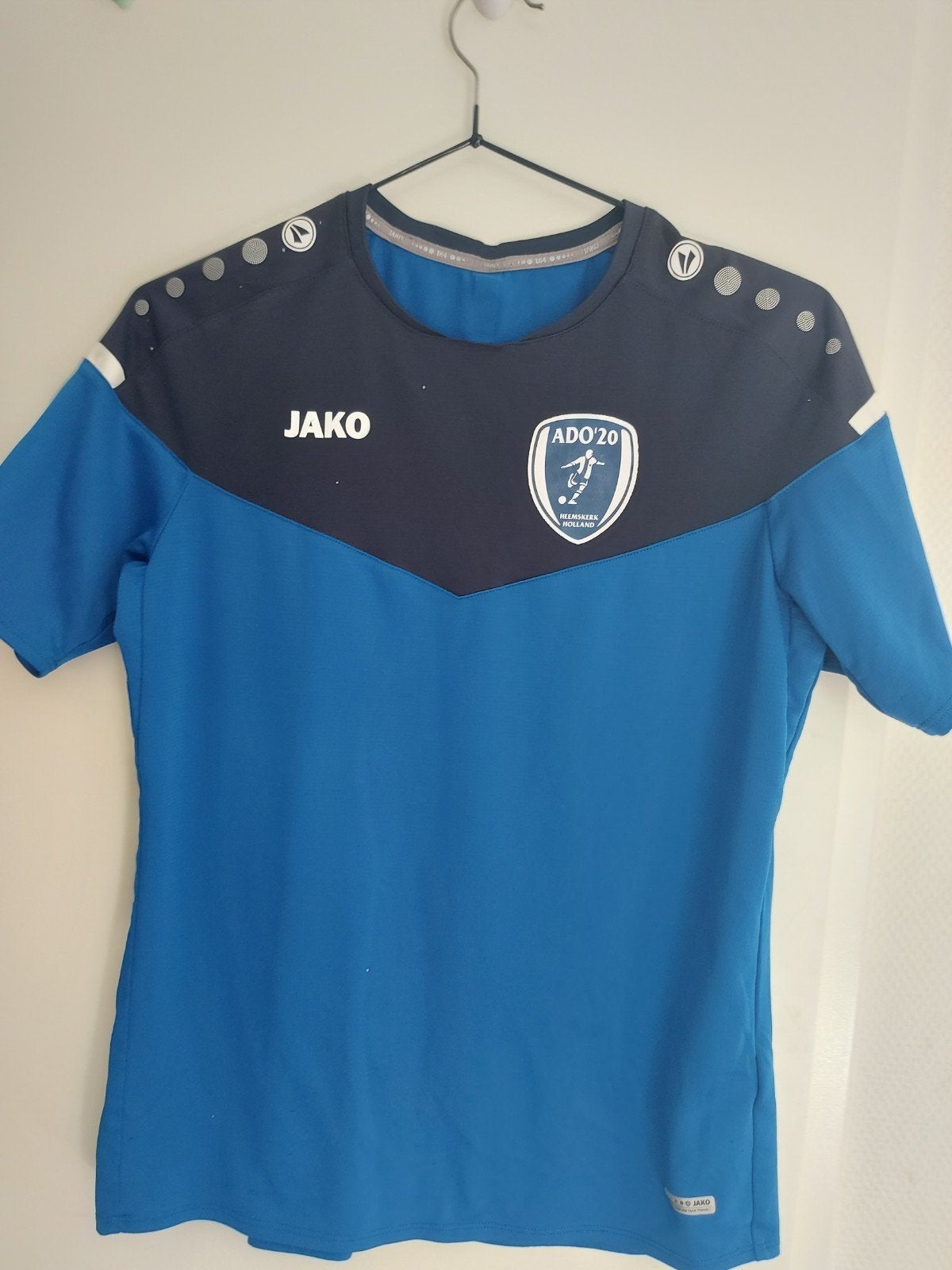 ADO’20 JAKO trainingsshirt – maat 164, Ophalen, Kleding