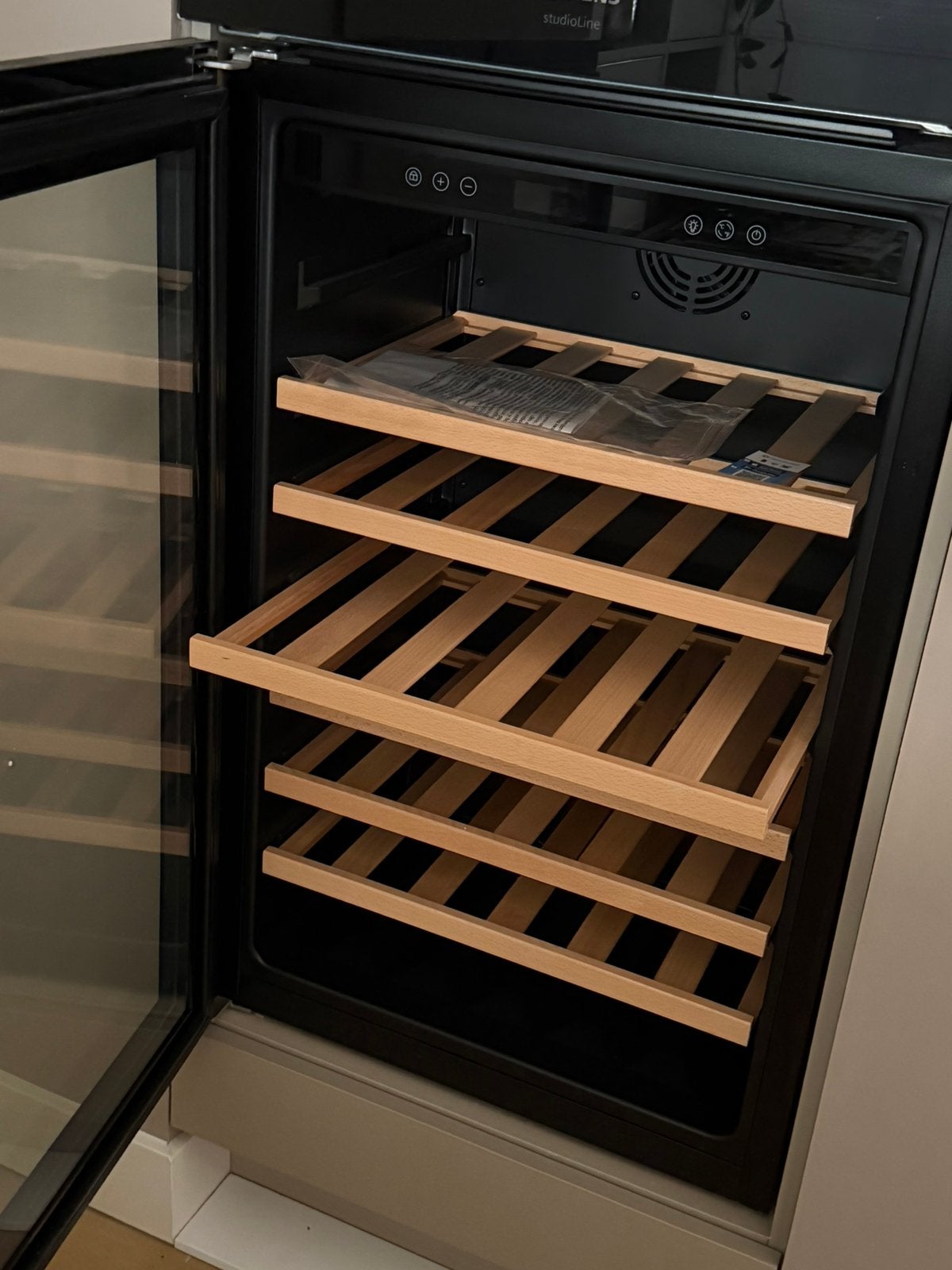 Nieuwe wijn klimaatkast, Zonder vriesvak, Nieuw, Minder dan 75 liter, 45 tot 60 cm