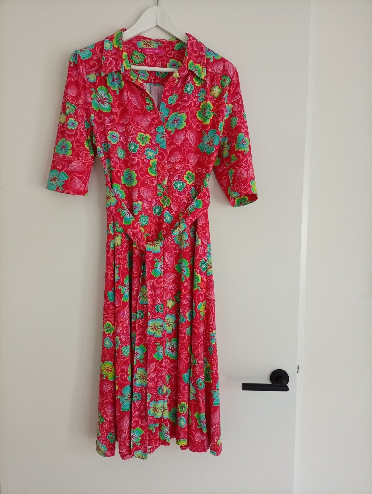 Lien & Giel jurk rood met bloemetjes, Kleding | Dames, Jurken, Maat 42/44 (L), Ophalen of Verzenden, Knielengte, Gedragen