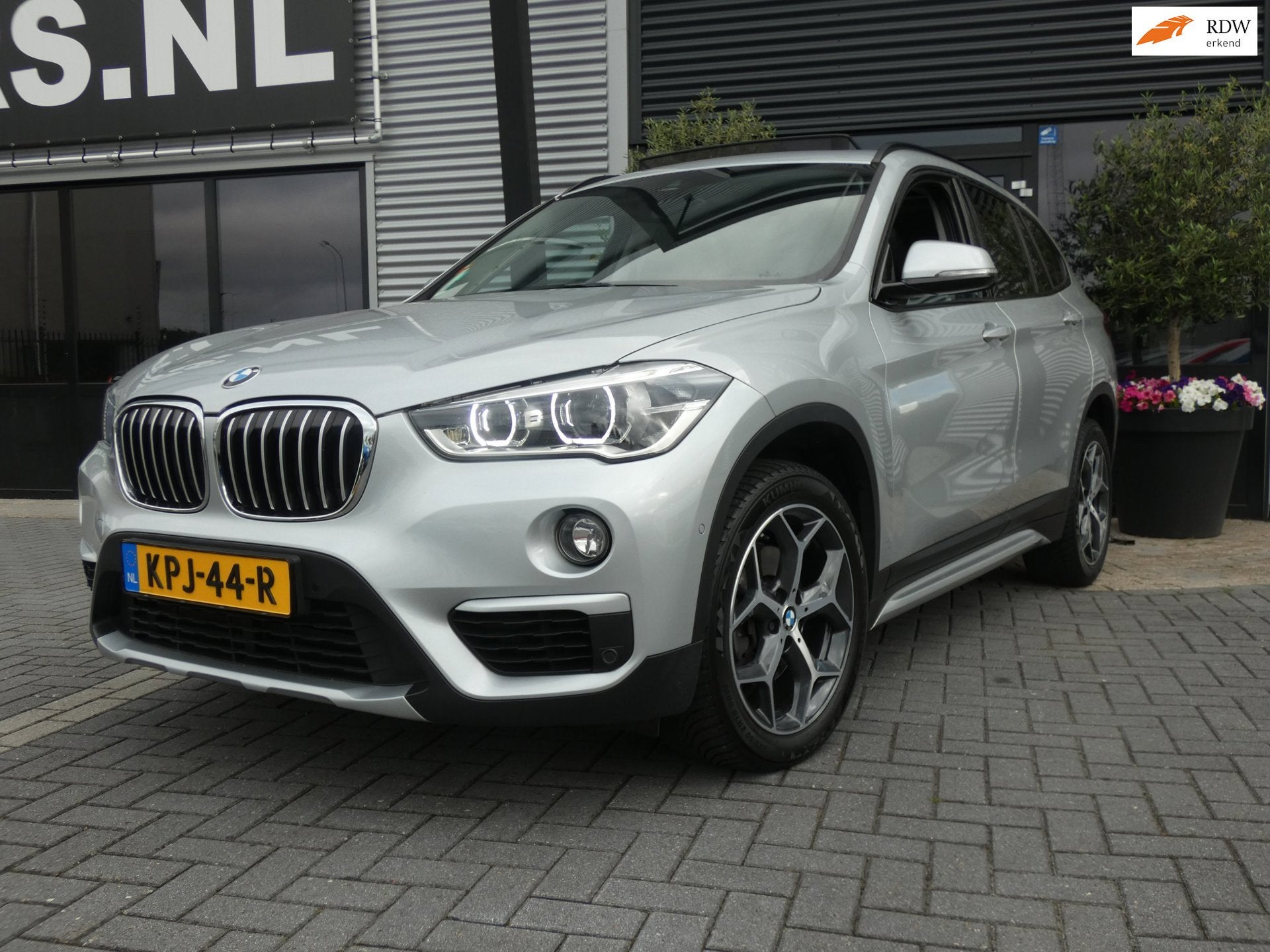 BMW X1 SDrive18i High Executive Airco|Eleck. pakket|LM|Pano, Auto's, 15 km/l, Gebruikt, Leder en Stof, Bedrijf
