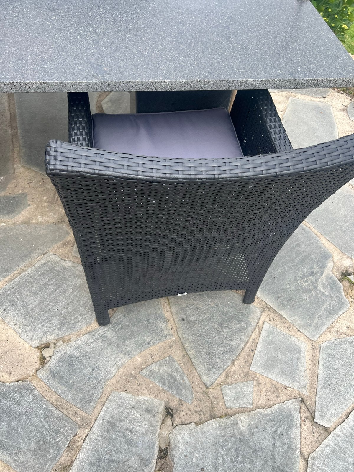 Zwarte Wicker Tuinstoel met Kussen - Zithoogte 60cm, Tuin en Terras, Ophalen, Zo goed als nieuw, Wicker
