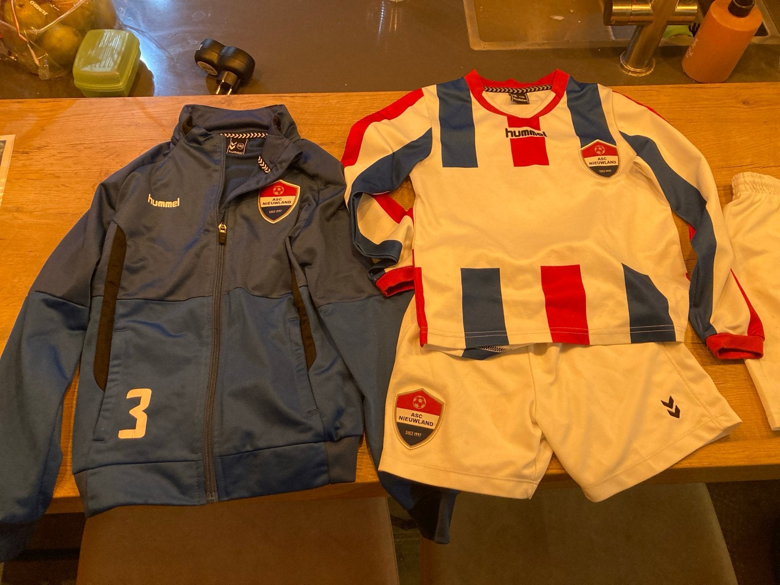 Voetbal tenue ASC Nieuwland - shirt, broek, trainingsjas, Maat XS of kleiner, Ophalen, Zo goed als nieuw, Set