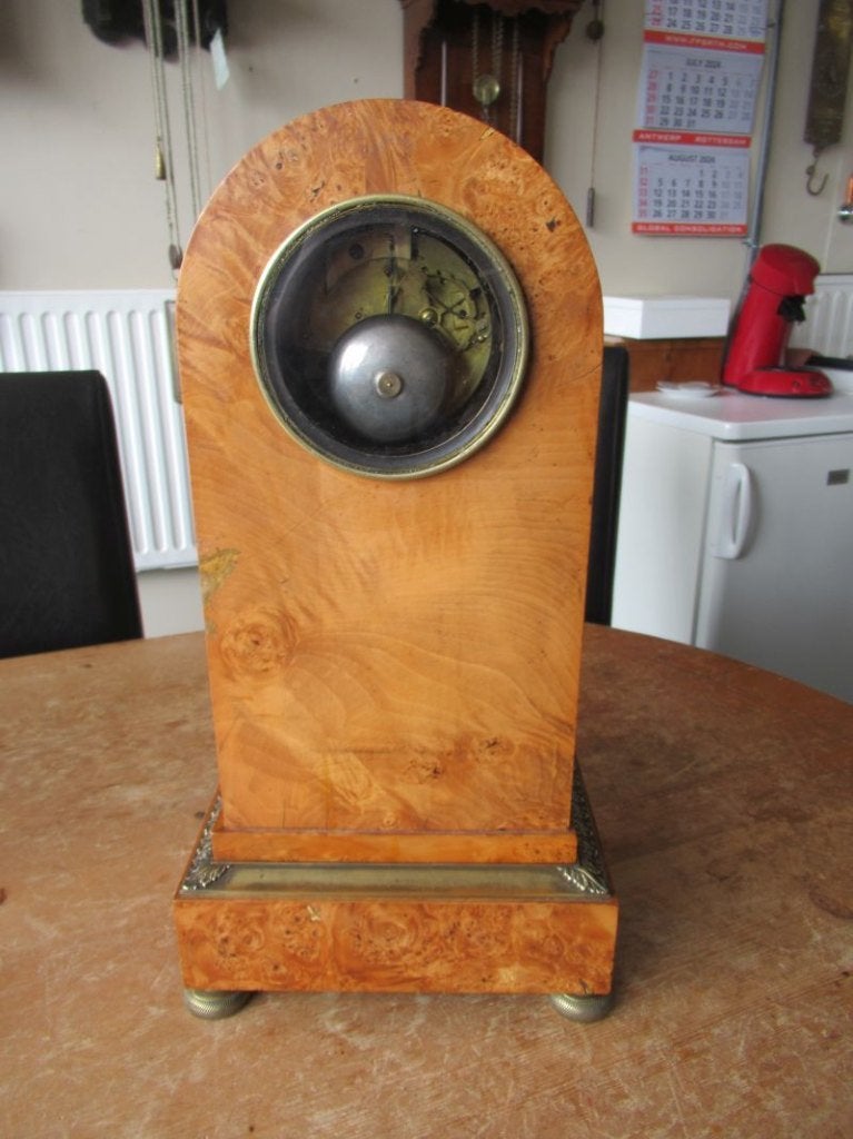 Oer 11271 antieke zuil pendule met iepenwortel fineer, Ophalen