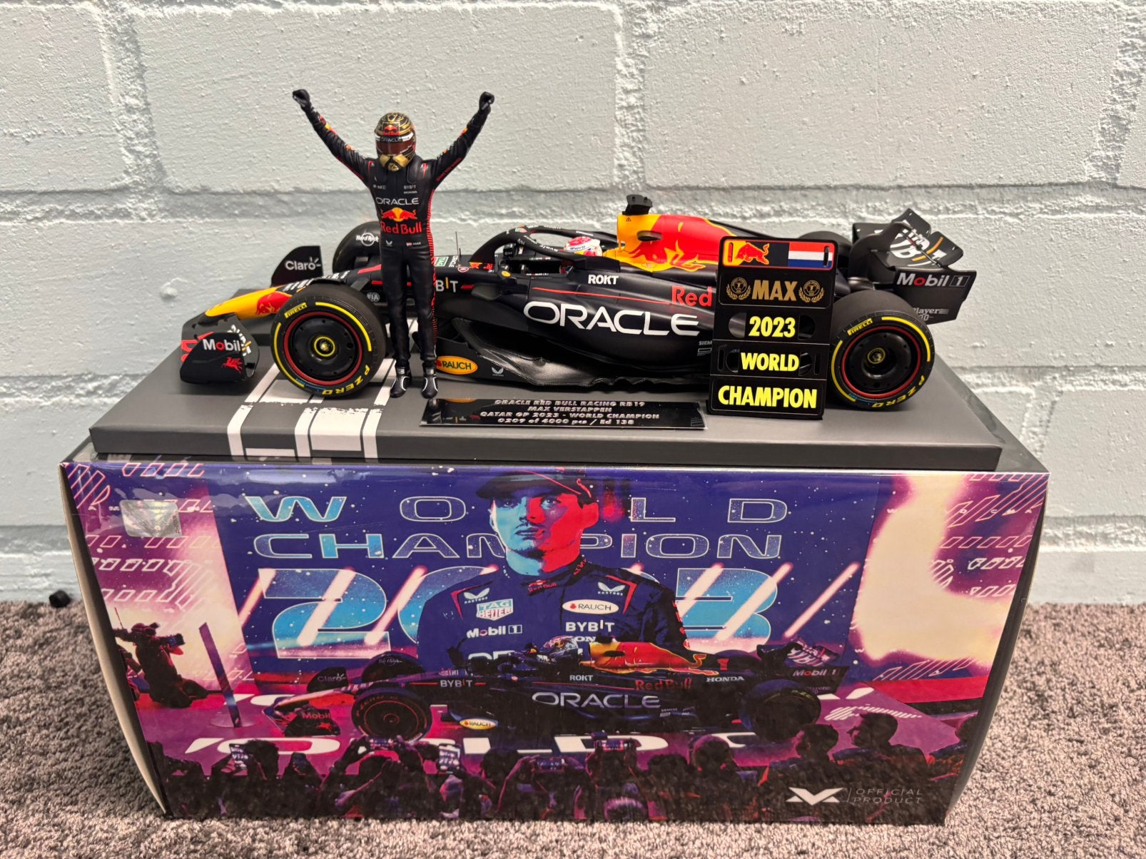 Max verstappen RB18 world champion 2023 qatar 1:18 model, Ophalen of Verzenden, Zo goed als nieuw, Formule 1