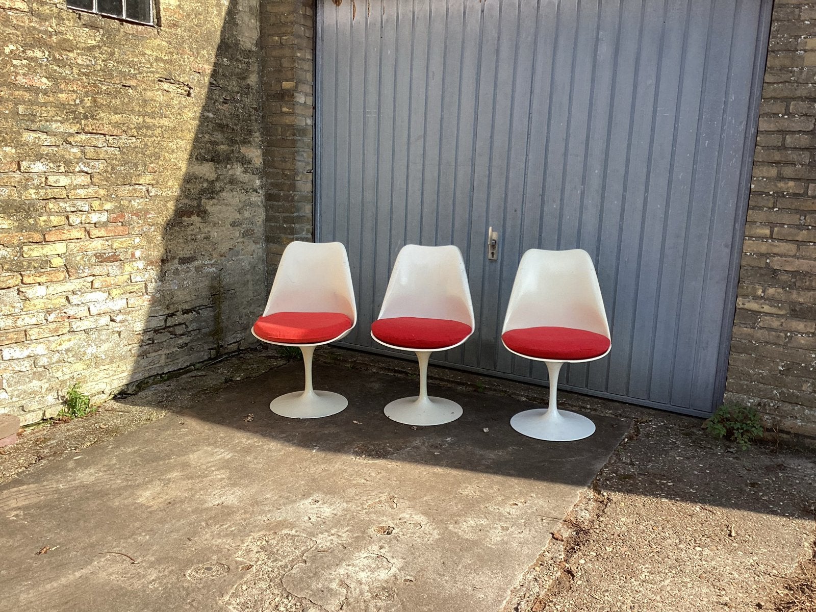 Set van 3 vintage Saarinnen Tulip stoelen met rode kussens, Ophalen, Gebruikt, Drie, Wit