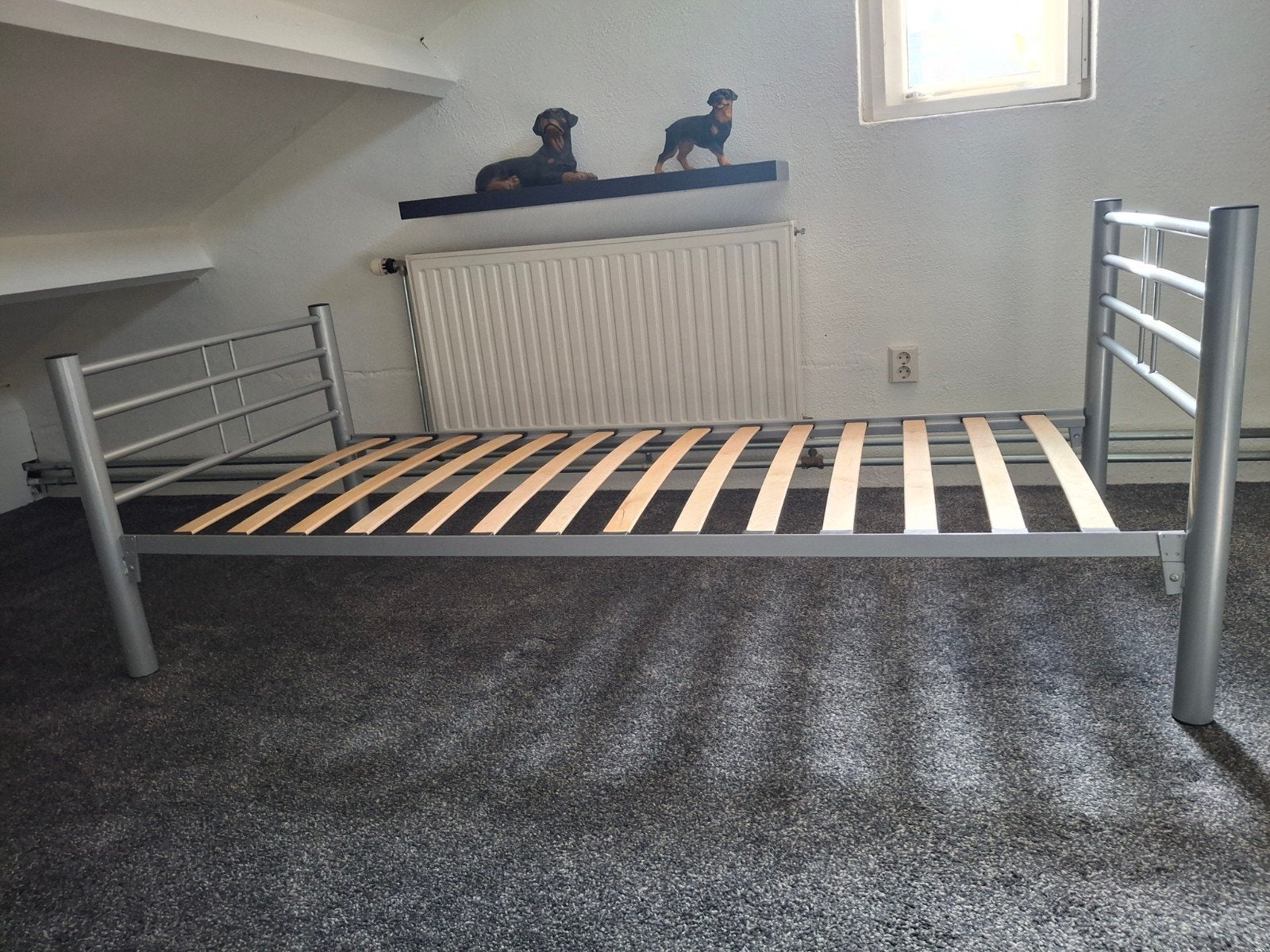Eenpersoonsbed met lattenbodem - Grijs metaal, Ophalen, Gebruikt, 90 cm, Eenpersoons