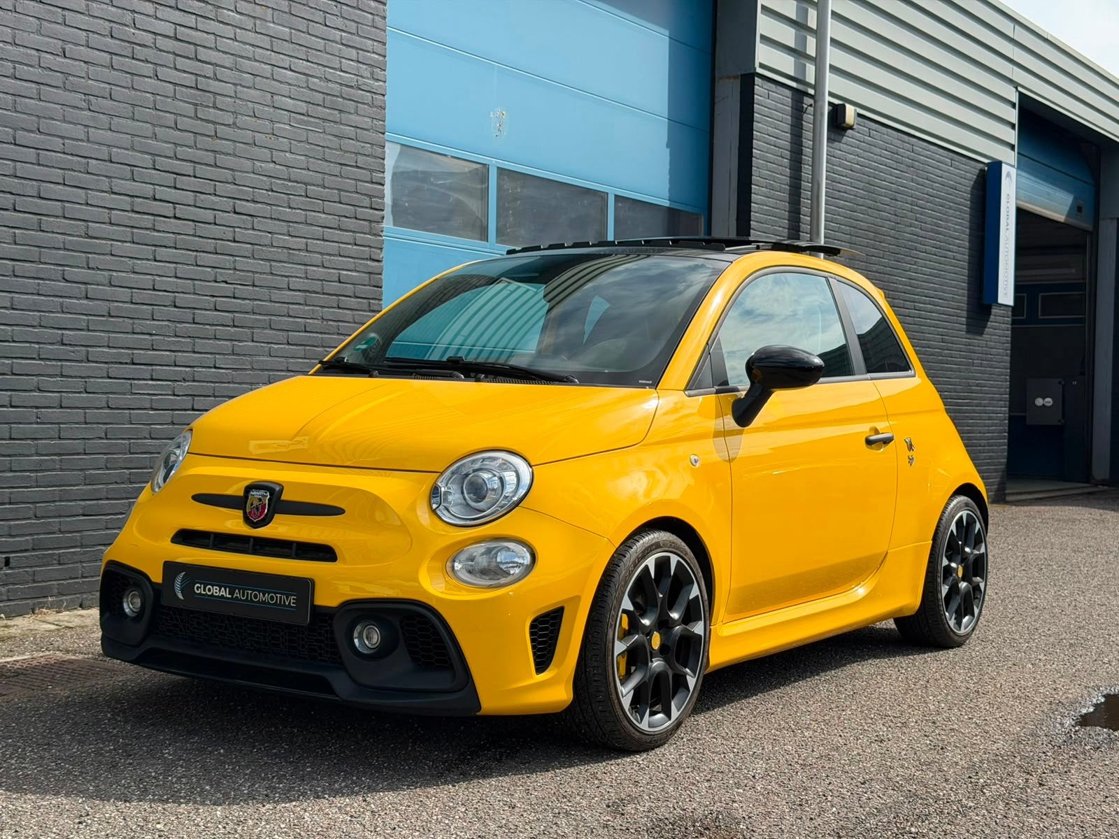 Fiat 500 1.4 T-Jet Abarth Competizione - CARBON SABELT - SCH, Auto's, Voorwielaandrijving, Gebruikt, Zwart, 4 cilinders