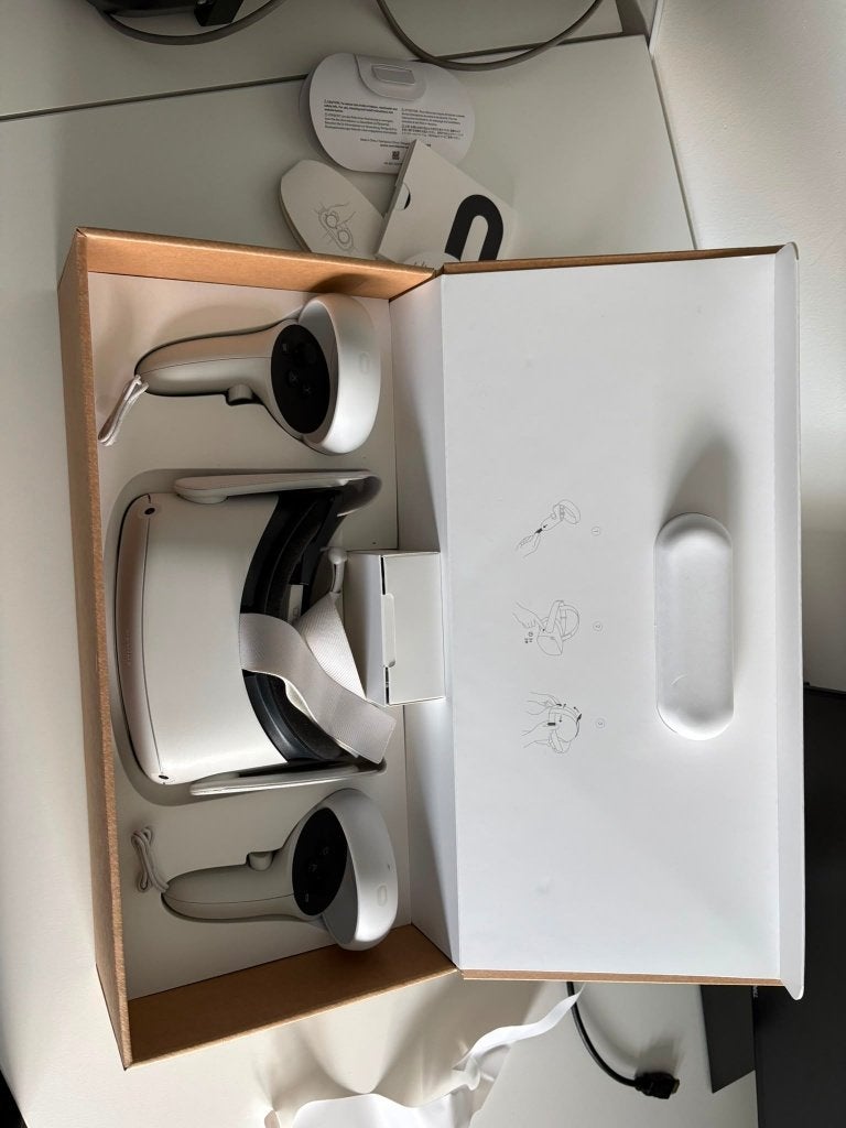 Oculus Quest 2 VR-bril met controllers - Zo goed als nieuw, Spelcomputers en Games, Virtual Reality, Ophalen of Verzenden, Zo goed als nieuw