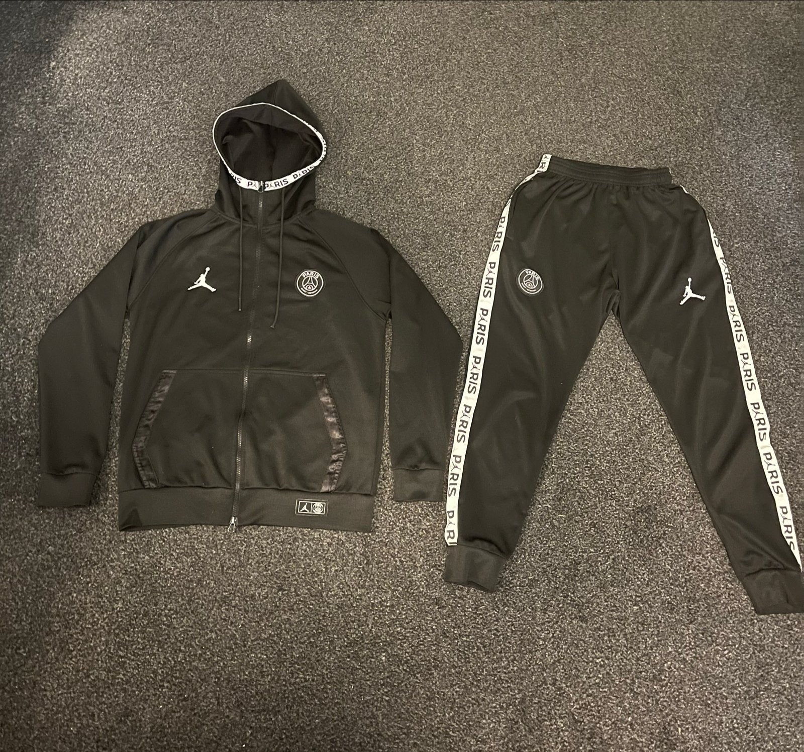 Paris Saint-Germain x Jordan trainingspak - Maat S, Zwart, Ophalen of Verzenden, Zo goed als nieuw, Voetbal