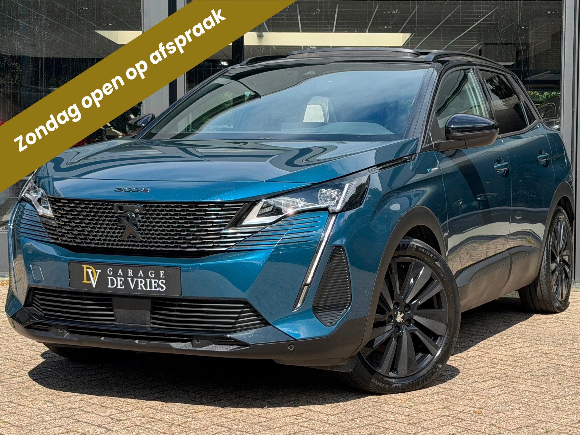 Peugeot 3008 1.6 HYbrid4 300 GT Panoramadak ACC Focal Nachtz, Auto's, Automaat, Dealer onderhouden, 77 km/l, Gebruikt