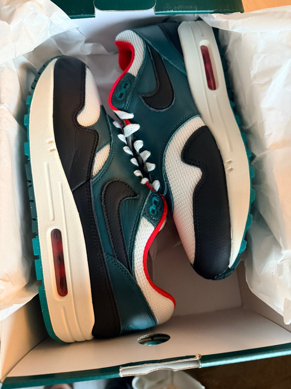 Nike air max 1 Liverpool Lebron James maat 40,5, Ophalen of Verzenden, Nieuw, Sneakers of Gympen
