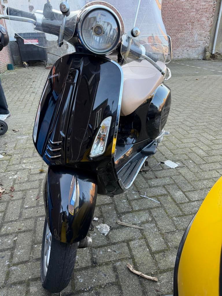 Vespa Primavera 2017 - Zwart - Lichte schade, Fietsen en Brommers, Scooters | Vespa, Ophalen, Gebruikt, Overige modellen, Benzine