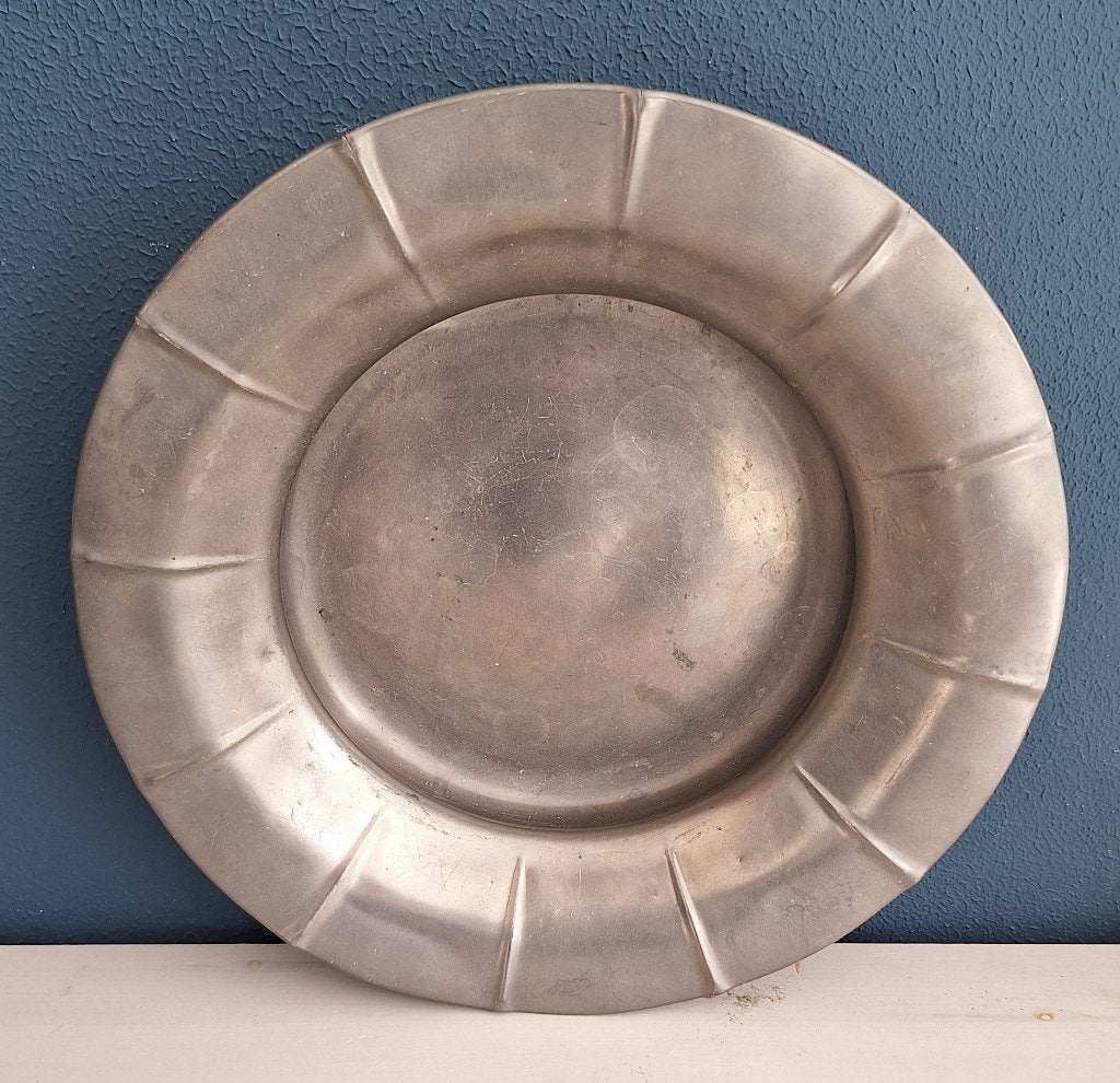 Tinnen schaal met een decoratieve rand., Antiek en Kunst, Antiek | Tin, Ophalen of Verzenden