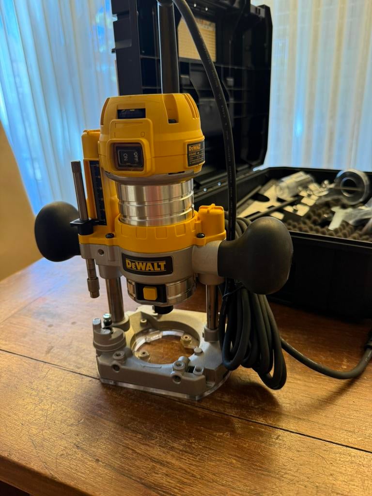 Te koop DeWALT boven frees nieuw staat, Ophalen of Verzenden, Zo goed als nieuw, Elektrisch, Bovenfrees