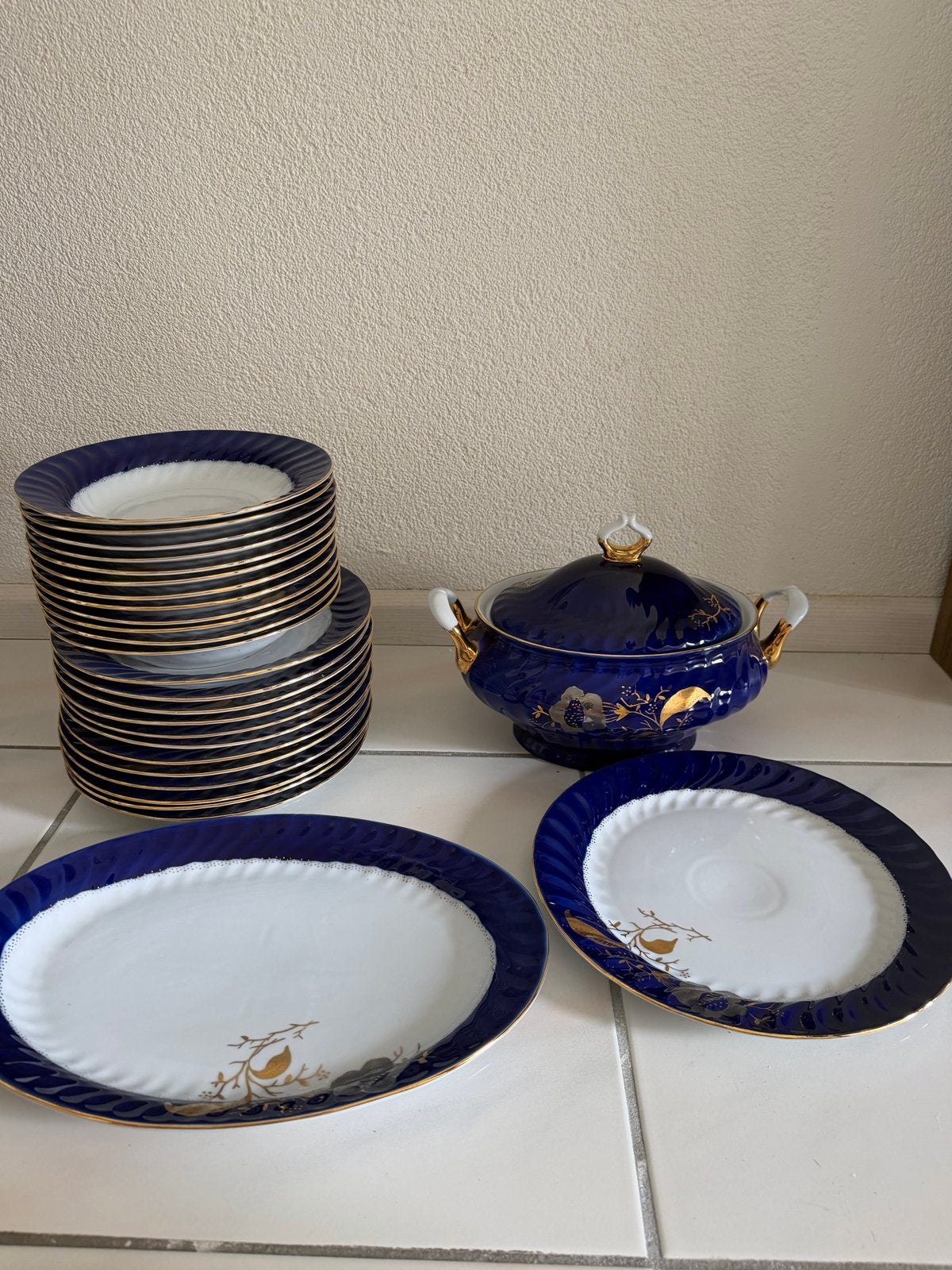 Prachtig blauw en goud servies met soepterrine, Antiek en Kunst, Antiek | Servies compleet, Ophalen