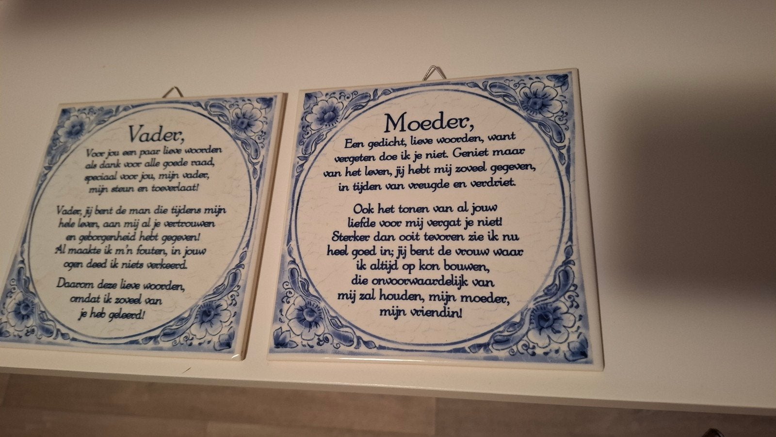 2  blauwe tegeltjes met Vader & Moeder spreuk, Ophalen of Verzenden