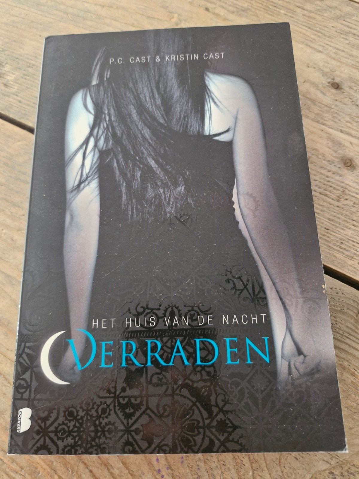 Het Huis van de Nacht: Verraden - P.C. Cast & Kristin Cast, Boeken, Ophalen of Verzenden, Gelezen, P.C. Cast & Kristin Cast, Nederland