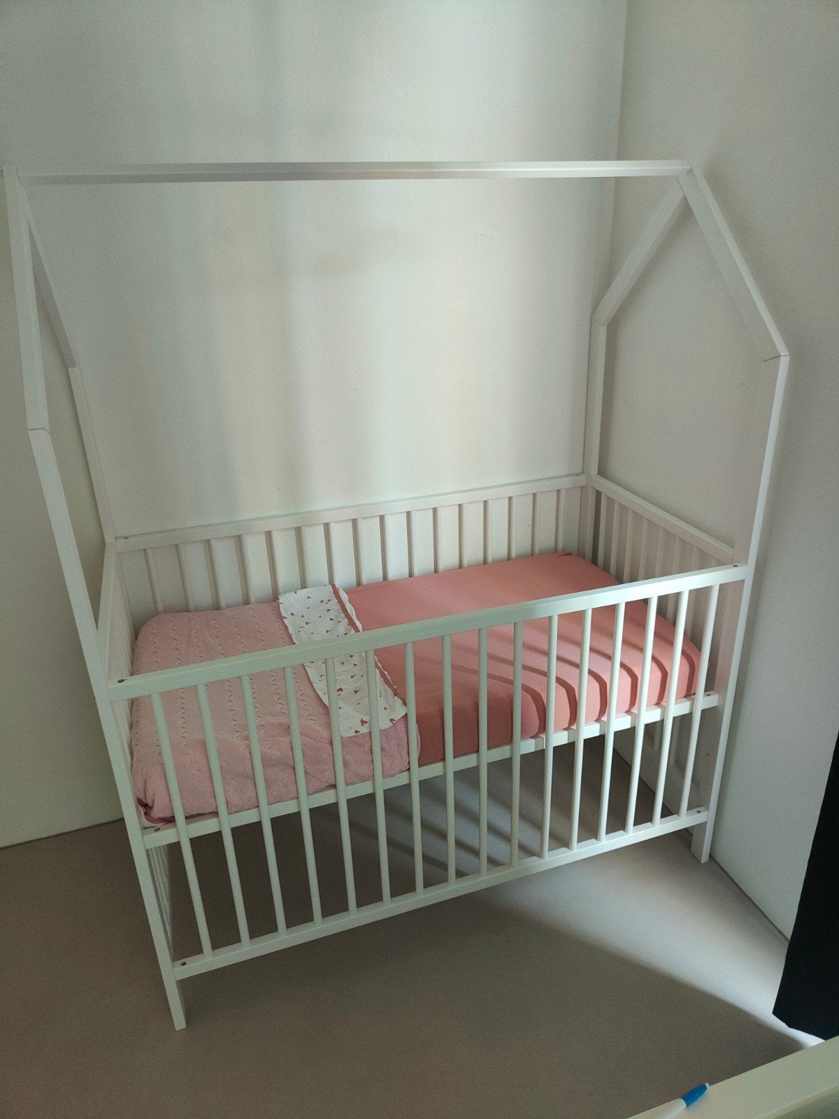 Wit huisbed ledikant voor baby of peuter, Kinderen en Baby's, Ophalen of Verzenden, Gebruikt, Ledikant