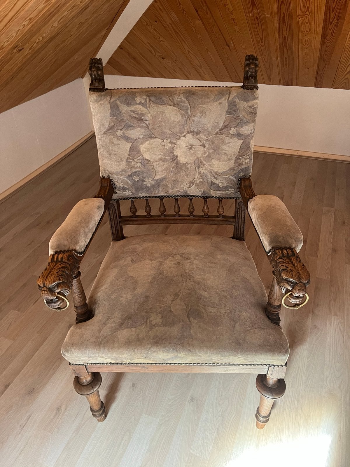 Antieke fauteuil met leeuwenkoppen, Ophalen