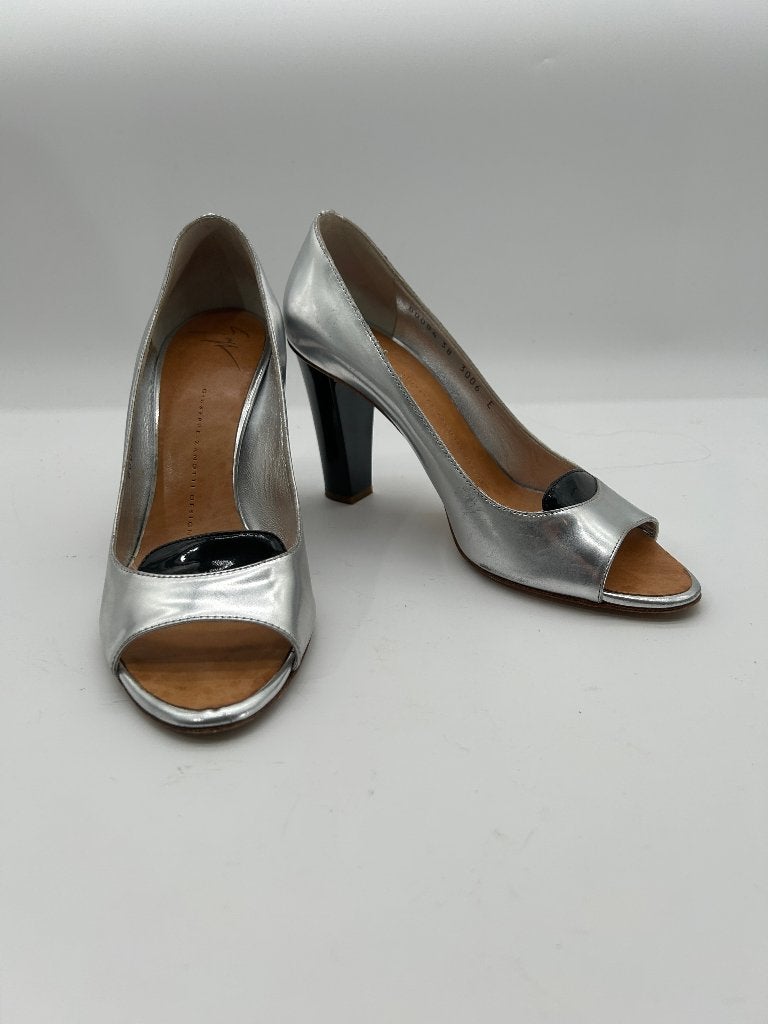 Giuseppe Zanotti, maat 38E elegante zilver kleurige peeptoe., Kleding | Dames, Overige kleuren, Verzenden, Giuseppe Zanotti, Schoenen met hoge hakken