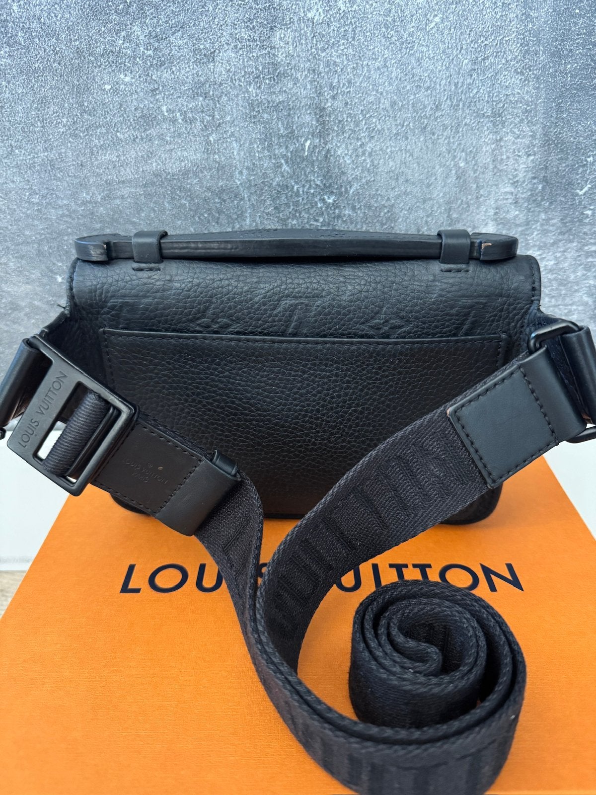 Louis Vuitton S Lock Sling Bag, Computers en Software, Laptoptassen, Ophalen of Verzenden, 15 inch, Zo goed als nieuw, Aktetas