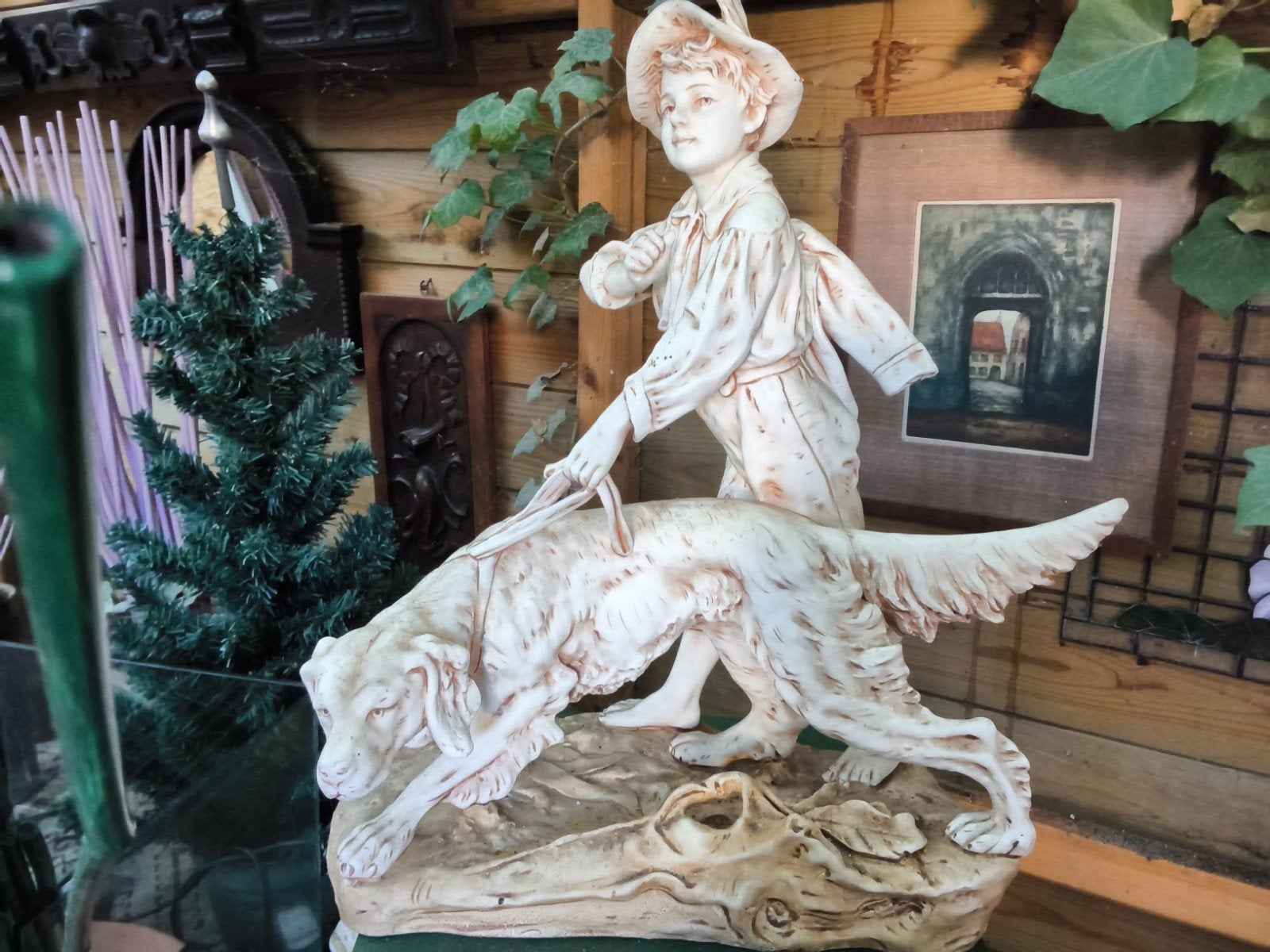 Vintage beeld jongen met hond, crèmekleurig, Ophalen, Handgemaakt, 20 - 50 cm, Steen of Keramiek