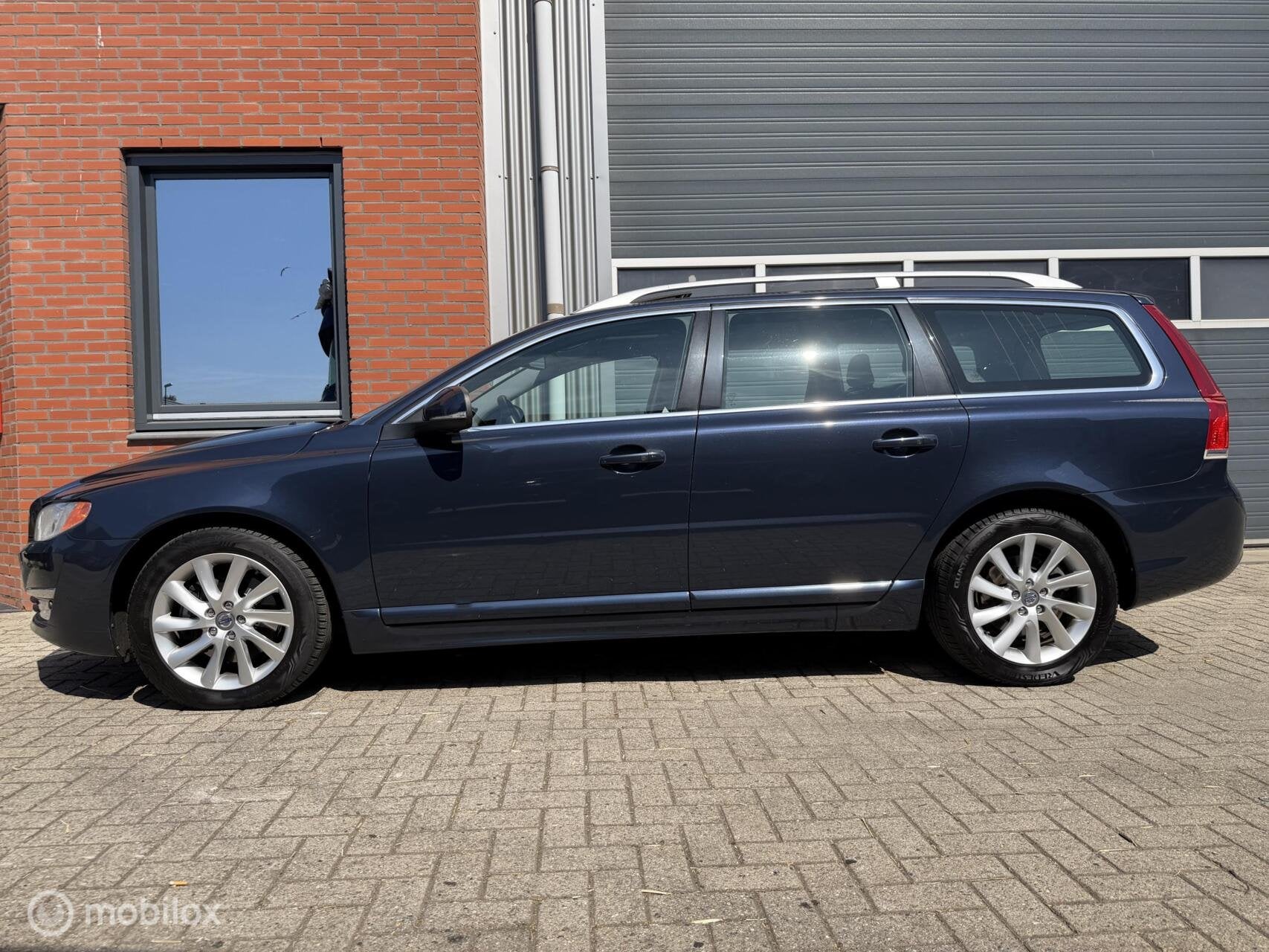 Volvo V70 2.0 T5 245pk Geartr. Summum - schuifdak - orig NL, 4 cilinders, 1969 cc, Blauw, 1565 kg
