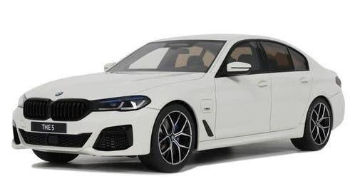 BMW 545E X Drive M Sport '23, wit, - 1:18 - GT Spirit, Hobby en Vrije tijd, Modelauto's | 1:18, Overige merken, Rue de L' Ecusson 2, 56120 Josselin France
