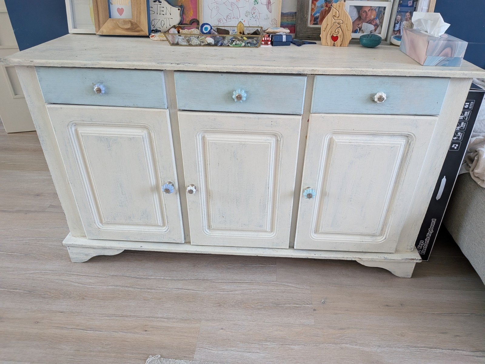 Opbergkast van hout met krijtverf en nieuwe knoppen, Huis en Inrichting, Ophalen, Gebruikt, 100 tot 150 cm, Met lade(s)