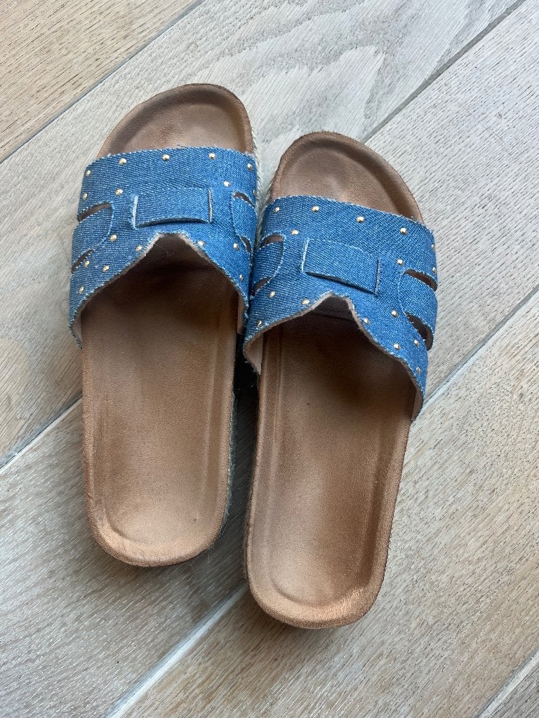 Leuke spijkerstof slippers met studs - Maat 39, Slippers, Blauw, Ophalen of Verzenden, Onbekend