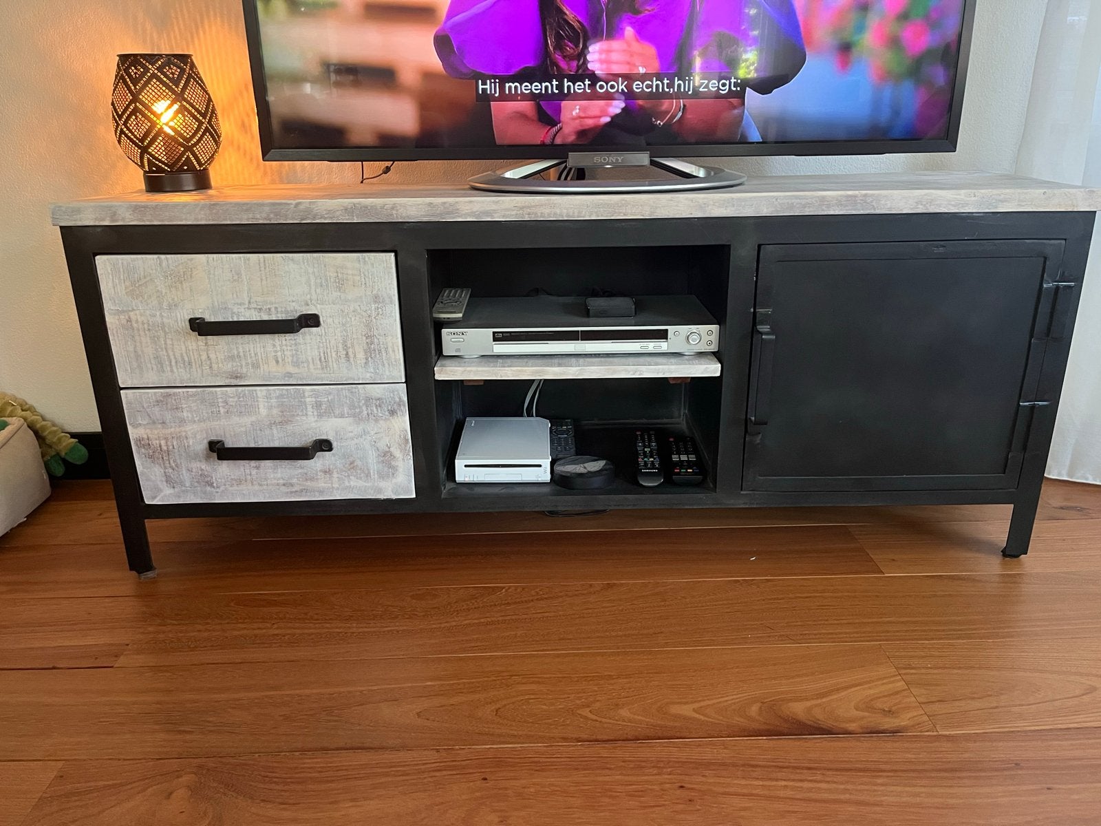 Mangohouten tv-meubel met gray whitewash - 148x37x60 cm, Huis en Inrichting, Kasten | Televisiemeubels, Ophalen, Gebruikt, 100 tot 150 cm