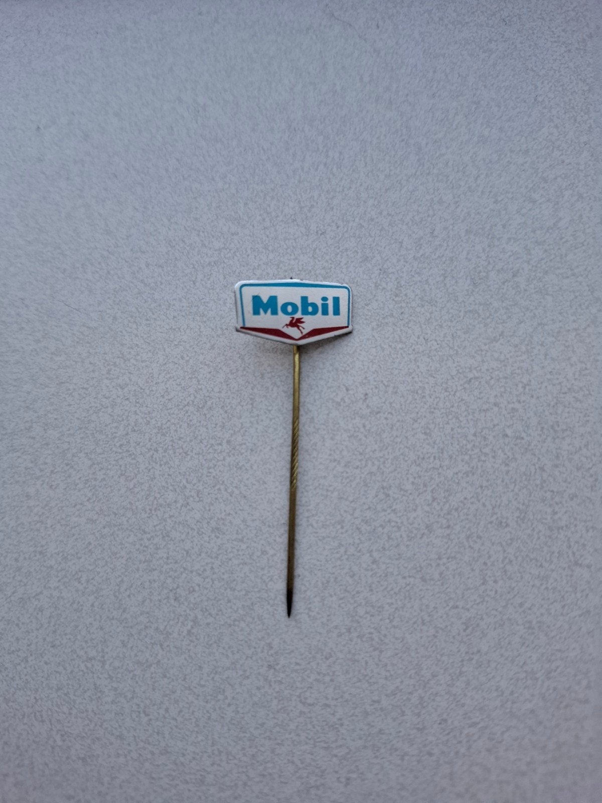 Vintage speldje pin prikker steekspeld Mobil brandstof olie, Verzamelen, Ophalen of Verzenden