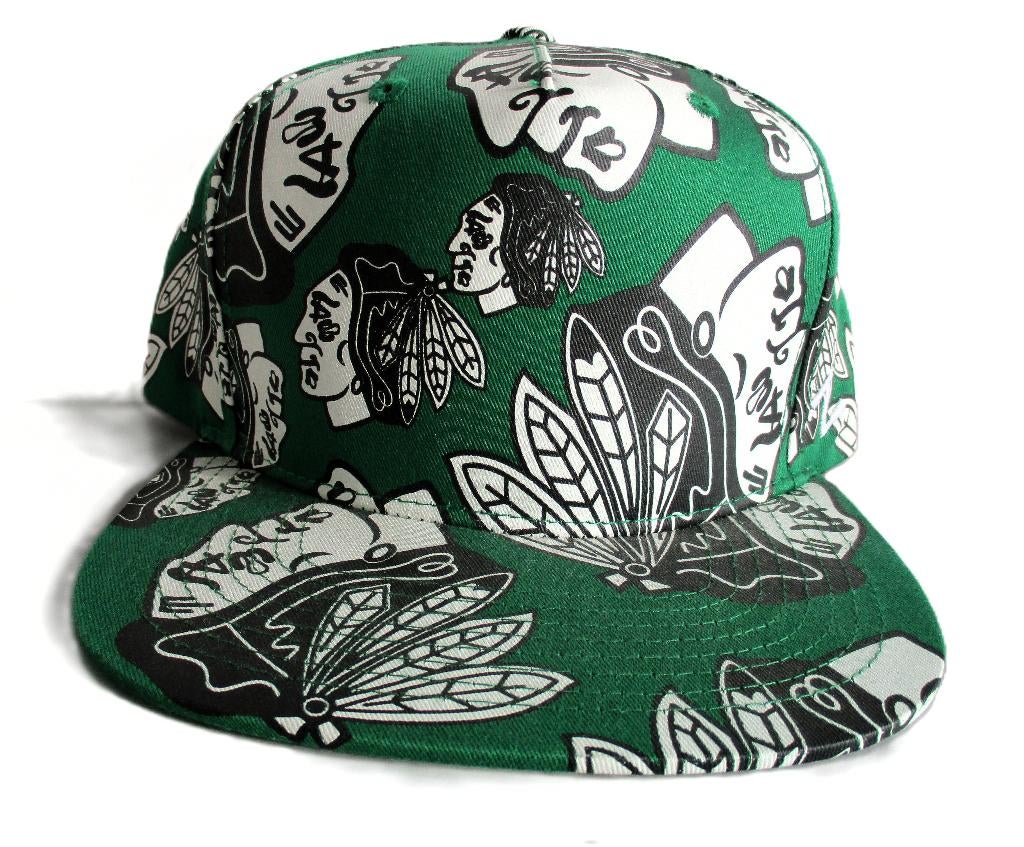 CHICAGO BLACKHAWKS NHL TOTAL PRINT SNAPBACK, Sport en Fitness, IJshockey, Info@taurusvintage.nl, Nieuw, Ophalen of Verzenden, Kleding