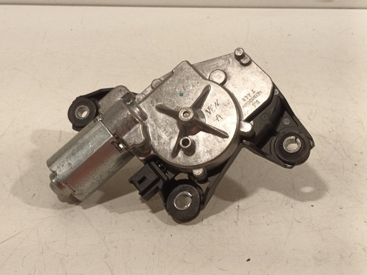 Ruitenwissermotor achter Nissan Micra, Onderdelen@venauto.nl, Van der Ven Autorecycling B.V., Gebruikt, Ettenseweg 76, 4706 PB Roosendaal, The Netherlands