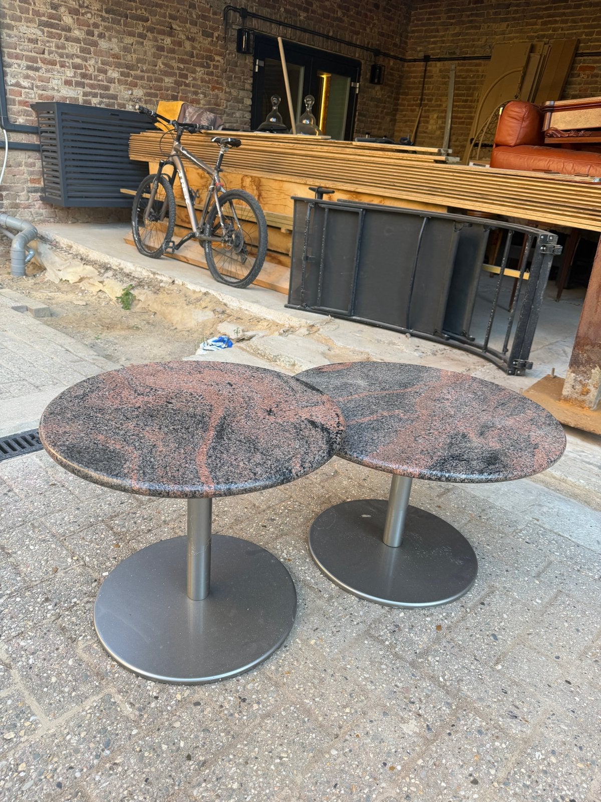 Set van 2 ronde bijzettafels met granieten blad, Ophalen, Minder dan 45 cm, Minder dan 55 cm, Gebruikt