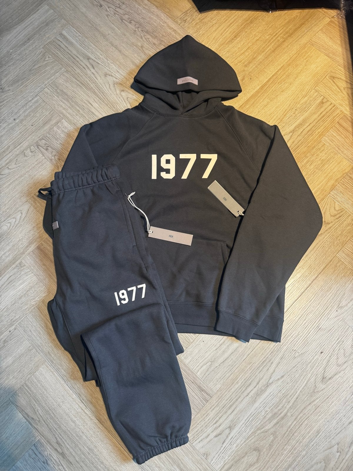 Essentials Fear of God 1977 Hoodie en Joggingbroek  Maat-S, Kleding | Heren, Ophalen of Verzenden, Nieuw