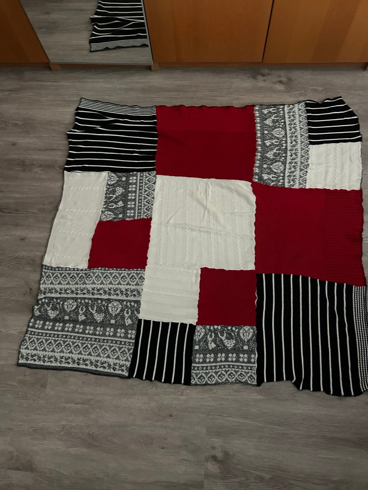 Uniek handgemaakt patchwork deken - rood, wit, zwart, 100 tot 150 cm, Ophalen of Verzenden, Zo goed als nieuw, Rechthoekig