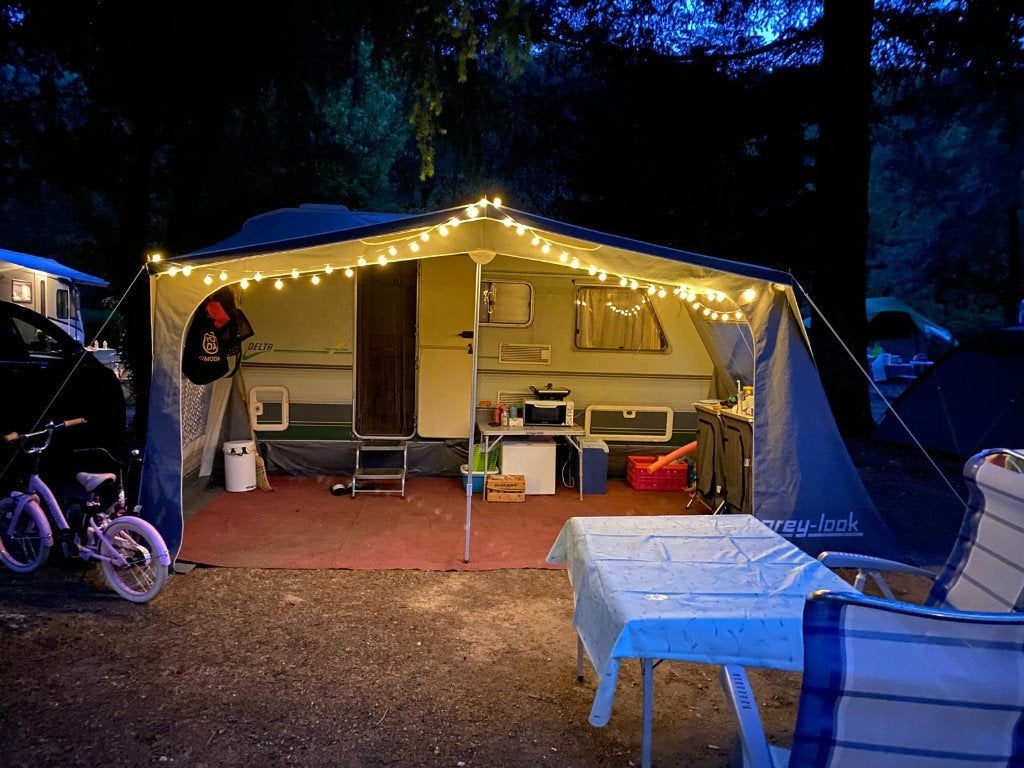 Delta Aero 4300 TZ | Lichtgewicht | 4-5 pers., Caravans en Kamperen, Caravans, Particulier, tot en met 4, 750 - 1000 kg, Treinzit