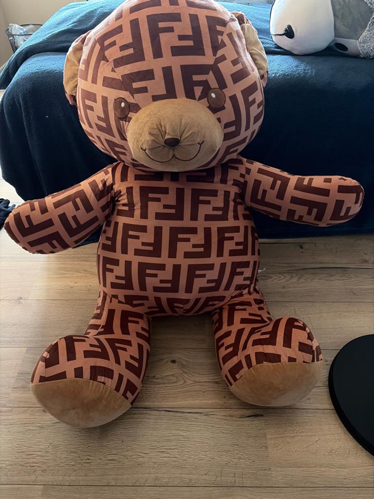 Grote Fendi Beer Knuffel - Goede Staat, Kinderen en Baby's, Speelgoed | Knuffels en Pluche, Ophalen, Overige merken, Beer, Zo goed als nieuw