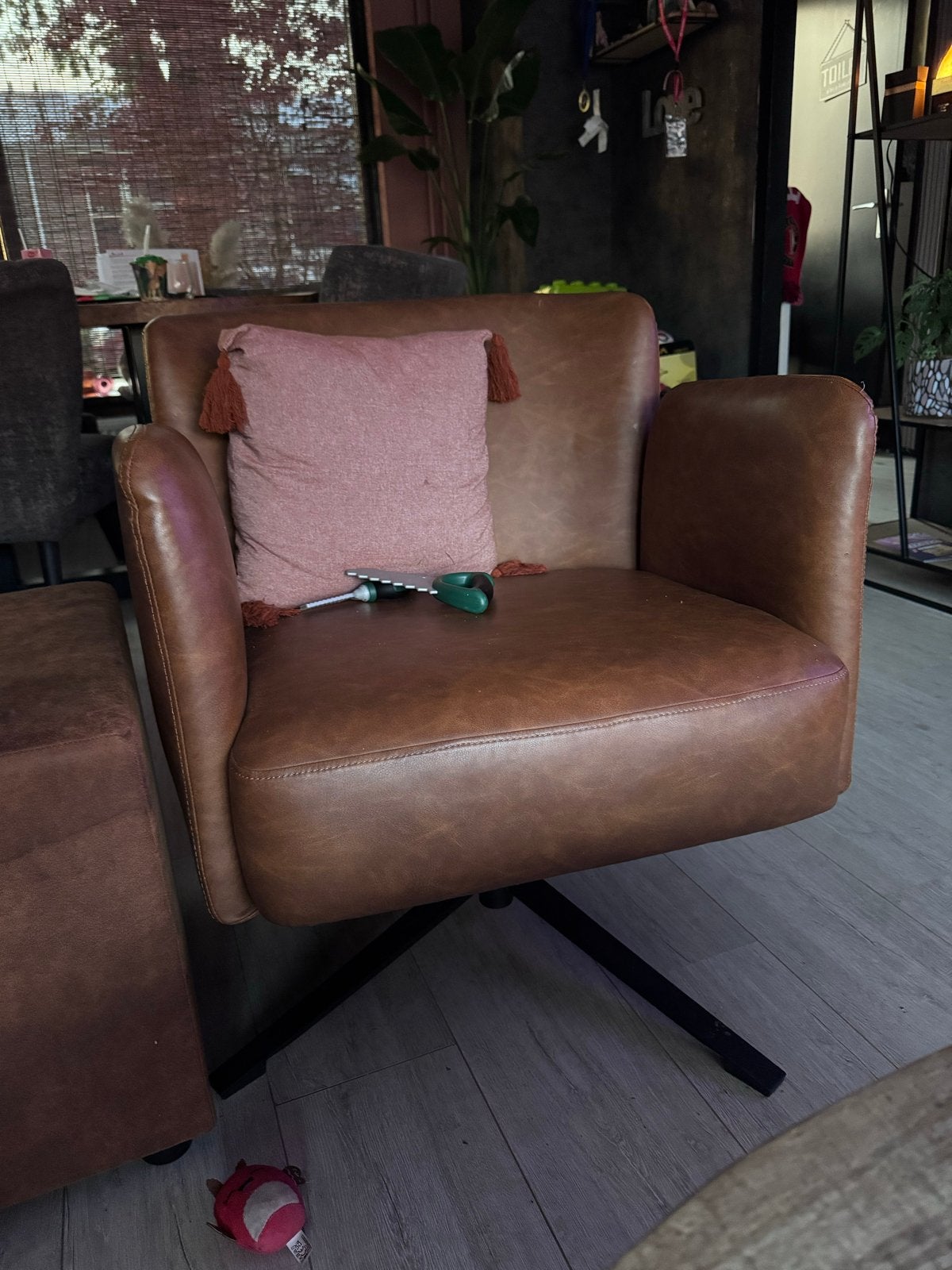 Cognac bank en draaistoel Leenbakker, Ophalen, Gebruikt, 150 tot 200 cm, Tweepersoons