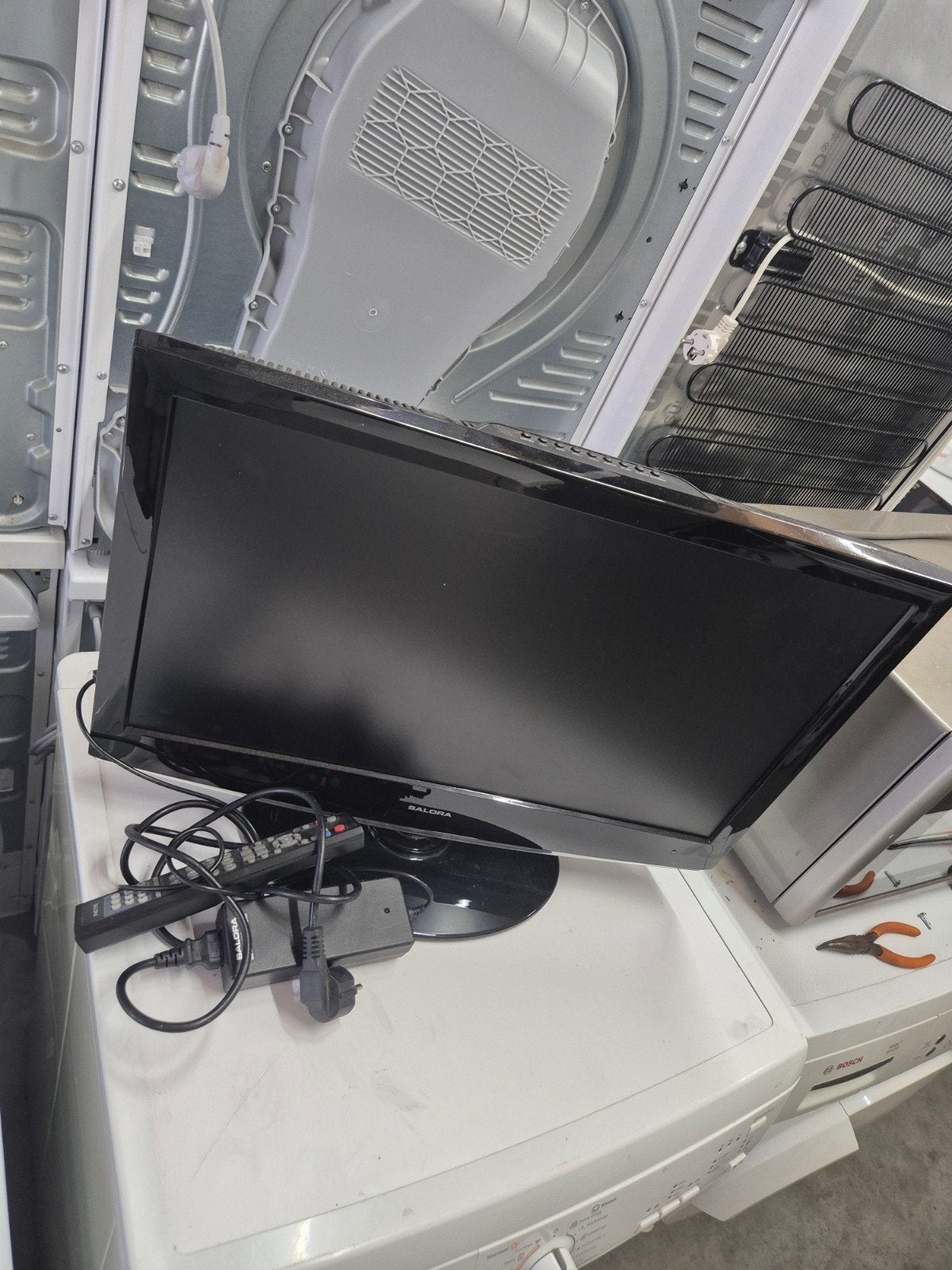 Salora TV met afstandsbediening en adapter, Gebruikt, 50 Hz, Minder dan 40 cm, Ophalen
