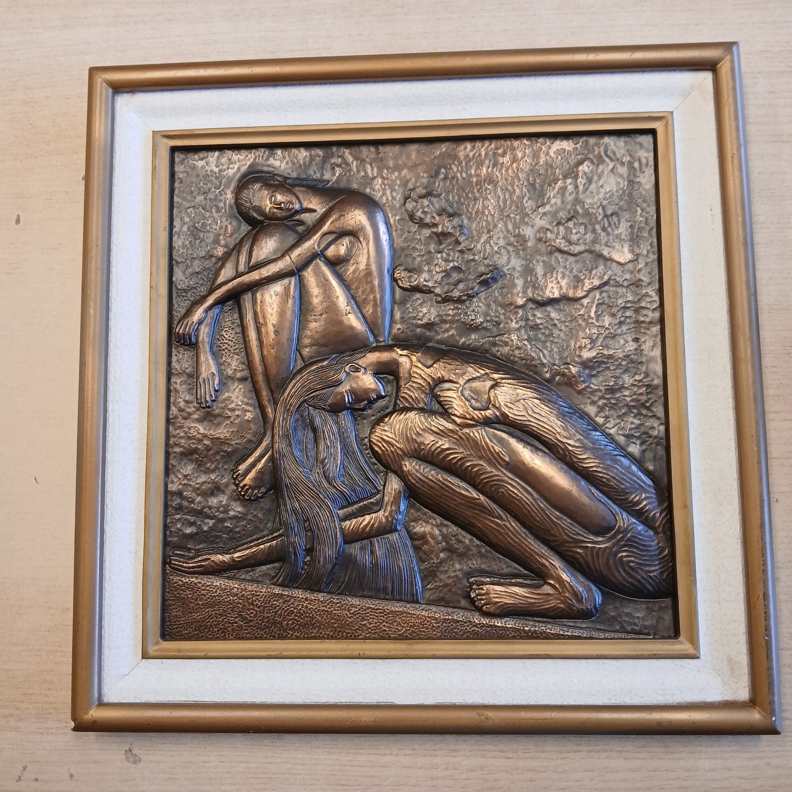 Bronzen reliëf 'The Embrace' - Bali 2002, Groep mensen, Handgemaakt, Ophalen of Verzenden, Brons